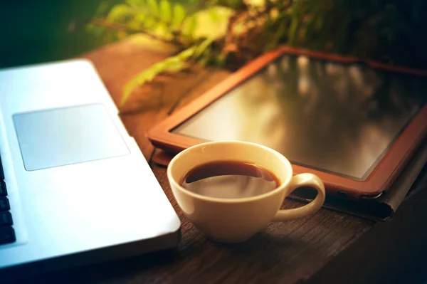 木材にタブレットのラップトップとコーヒー カップ — ストック写真