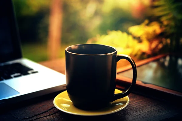 Tablette ordinateur portable et tasse de café noir sur bois — Photo