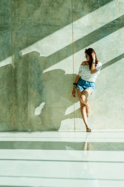 Genç model duvar tarafından poz, moda portre