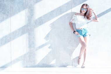 Genç model duvar tarafından poz, moda portre