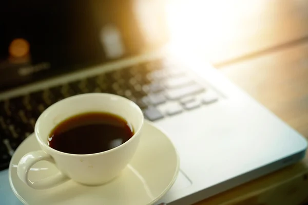 Kafede dizüstü bilgisayar ve kahve Kupası — Stok fotoğraf