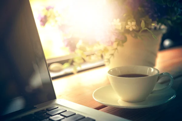 Portátil y taza de café en la cafetería —  Fotos de Stock