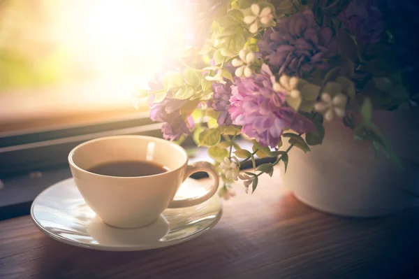 Heißer Kaffee auf Holztisch — Stockfoto