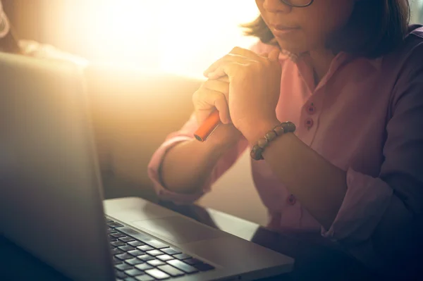 Poważnego interesu używając laptopa — Zdjęcie stockowe