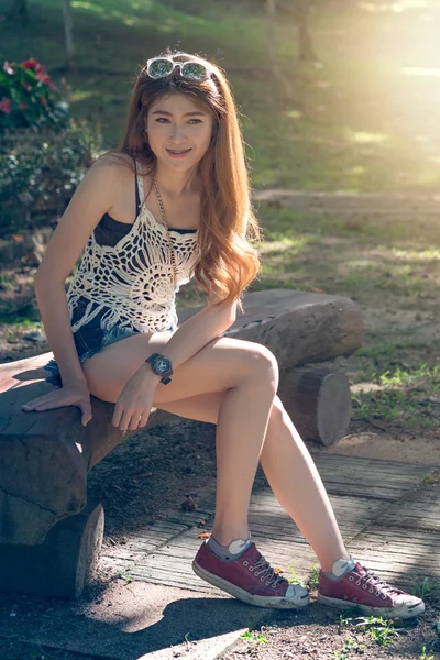 Girl sitting on bench — Stock Photo, Image