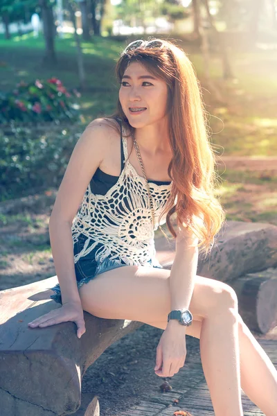 Girl sitting on bench — Stock Photo, Image