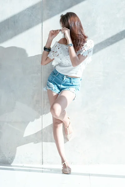 Retrato de moda de jovem modelo posando pela parede — Fotografia de Stock