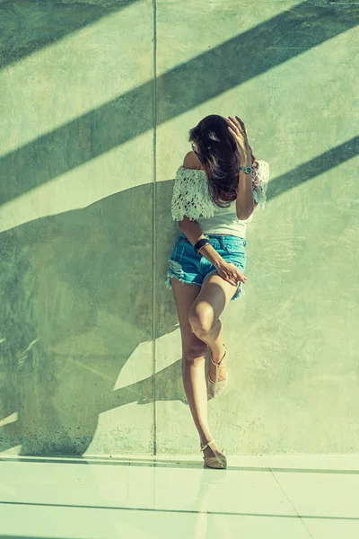 Ritratto di moda di giovane modella in posa dal muro — Foto Stock