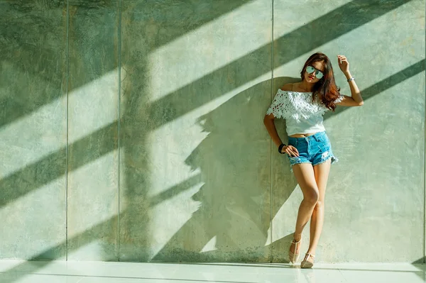 Модный портрет молодой модели, позирующей у стены — стоковое фото