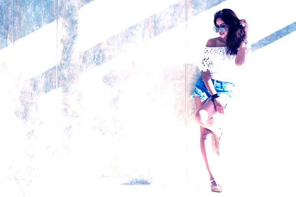 Fashion portrait of young model posing by the wall — Stock Photo, Image