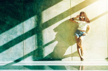 Genç model duvar tarafından poz, moda portre