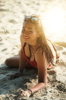 Sahilde yalan Asya güzel kadın 