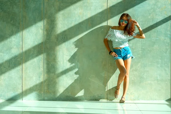 Modeporträt eines jungen Models, das an der Wand posiert — Stockfoto