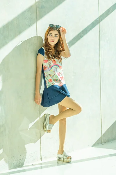 Fashion portrait of young model posing by the wall — Stock Photo, Image