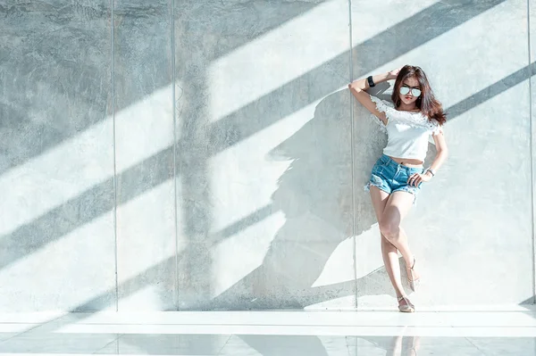Retrato de moda de jovem modelo posando pela parede — Fotografia de Stock