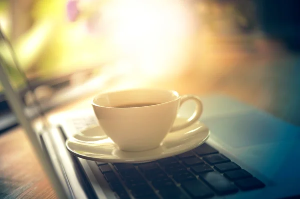 Laptop és kávé csésze kávézó — Stock Fotó
