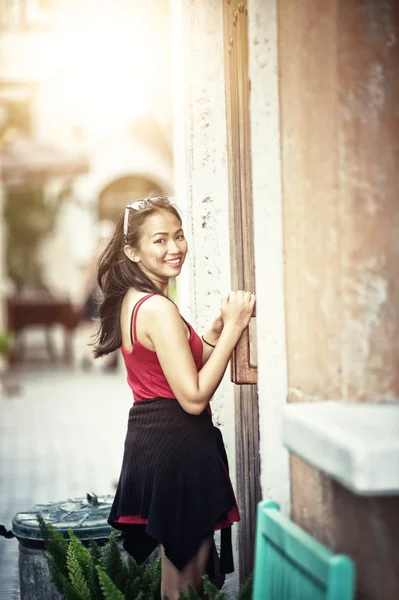 Asiática verano mujer inclinado contra puerta — Foto de Stock