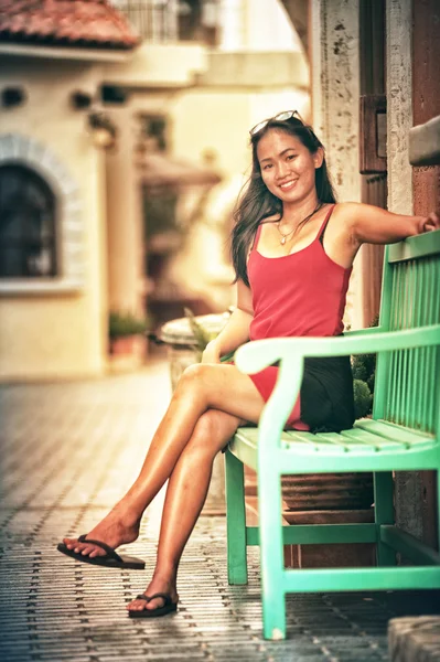 Asia hermosa mujer sentarse relajarse en silla de madera verde — Foto de Stock
