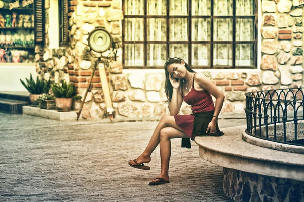 Mulher asiática sentada no banco de pedra na cidade — Fotografia de Stock