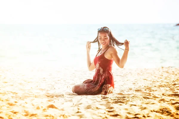 Молодая женщина на пляже у моря — стоковое фото