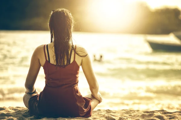 De jonge vrouw Azië op strand in de buurt van de zee — Stockfoto