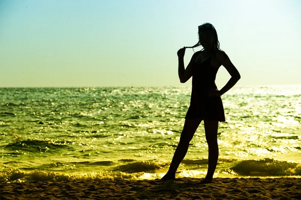 Азия Молодая женщина в летнем платье, стоящая на пляже — стоковое фото