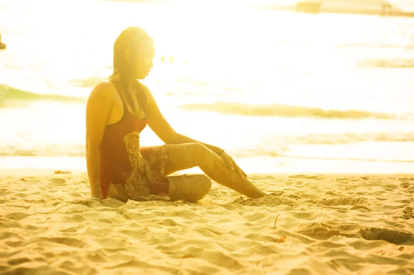 Plaj kum üzerine oturan Asya güzel kadın — Stok fotoğraf