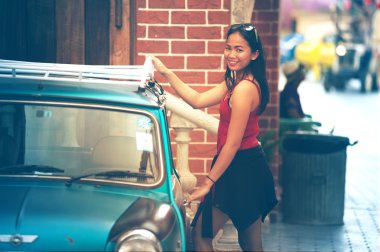 Asya güzel Bayan Retro arabanın yakınında ayakta