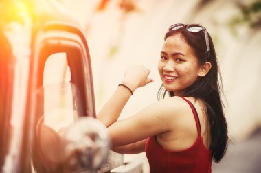 eski model araba ile Asya güzel kadın