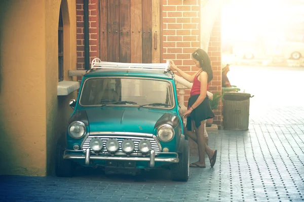 Ásia bela senhora de pé perto de carro retro — Fotografia de Stock