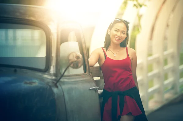 Modelo de Asia posando con un camión viejo — Foto de Stock