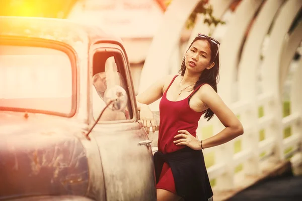 Asia hermosa mujer de pie cerca de vintage camión — Foto de Stock