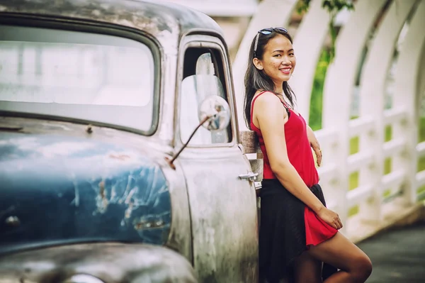 Asia hermosa dama de pie cerca de coche retro — Foto de Stock