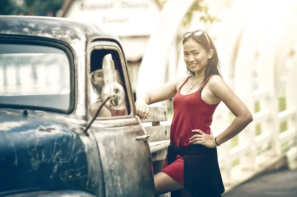 Modelo de Asia posando con un camión viejo — Foto de Stock