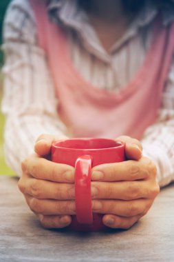 bir fincan kahve ahşap masa üzerinde tutan eller kadın