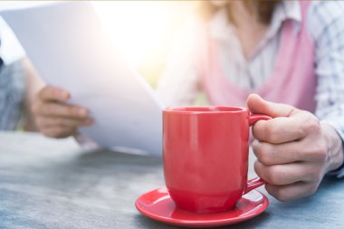 Kırmızı kahve fincan sıcak tutan kadın 