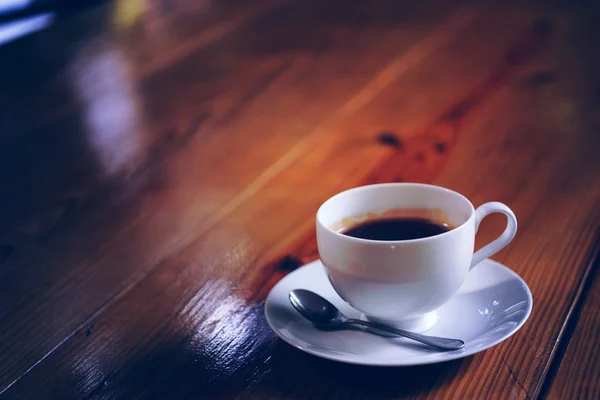 Gorąca kawa na stół z drewna — Zdjęcie stockowe