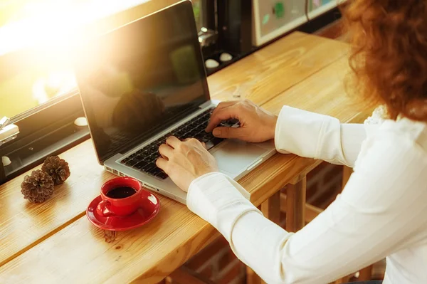 Mujer de negocios utilizando el ordenador portátil con taza de café — Foto de Stock
