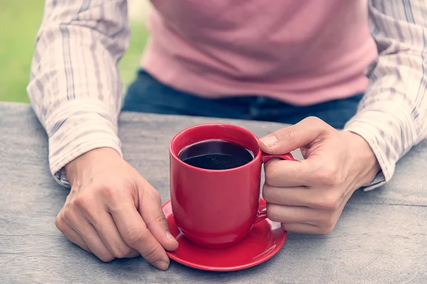 ホット赤一杯のコーヒーを保持している女性 — ストック写真