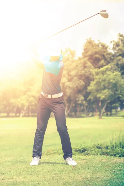 Golfer auf Golfplatz beim Schwingen am Start — Stockfoto