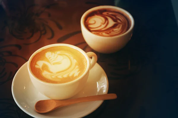 Latte art en forme de cygne et rose — Photo