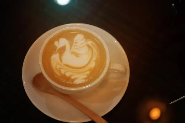 Latte art en forme de cygne — Photo