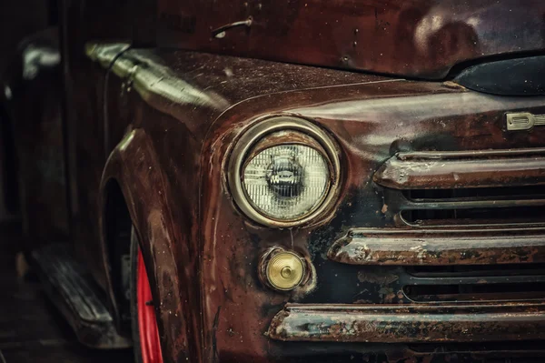 Retro-LKW Nahaufnahme mit Scheinwerfer — Stockfoto