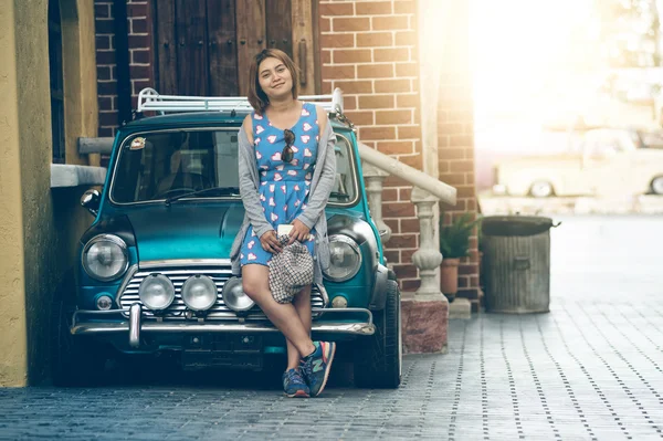 Asya model eski bir araba ile poz