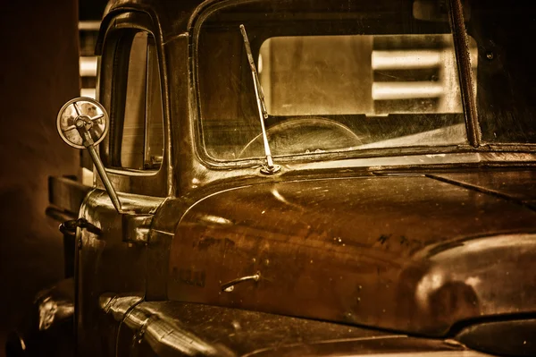 Vintage starý náklaďák — Stock fotografie