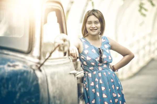 Ázsia gyönyörű hölgy közelében retro autó — Stock Fotó