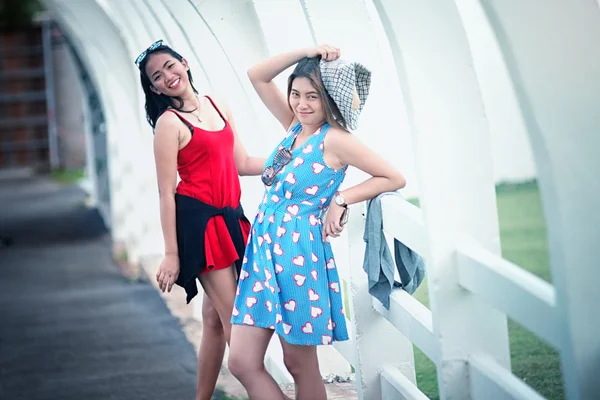 Портрет двох азіатських молодих красивих жінок — стокове фото