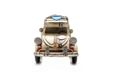 Beyaz arka plan üzerinde izole antik oyuncak araba