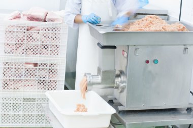 Kasap dükkanında domuz eti kıyma işçi 