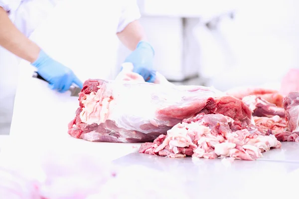 Butcher that cuts fresh pork — Stock Photo, Image